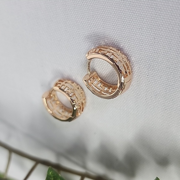 Small Gold Filled Hoop Earrings Greek Key Design New - Picture 3 of 8